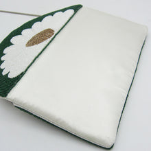 Load image into Gallery viewer, DAISY FLOWER BEADED CLUTCH, FLORAL BEADED CROSSBODY PURSE, SPRING&SUMMER BAG, GIFT FOR HER