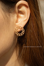Load image into Gallery viewer, MINI SIZED CHAIN CIRCLE STUD EARRINGS