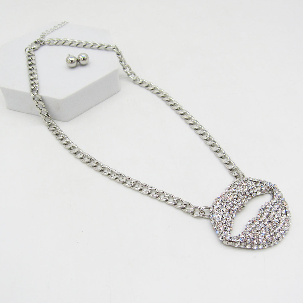 RHINESTONE LIP PENDANT NECKLACE – STATEMENT LIP BLING JEWELRY