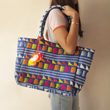 Load image into Gallery viewer, BLUE MULTI BEACH BAG WITH POMPOM

